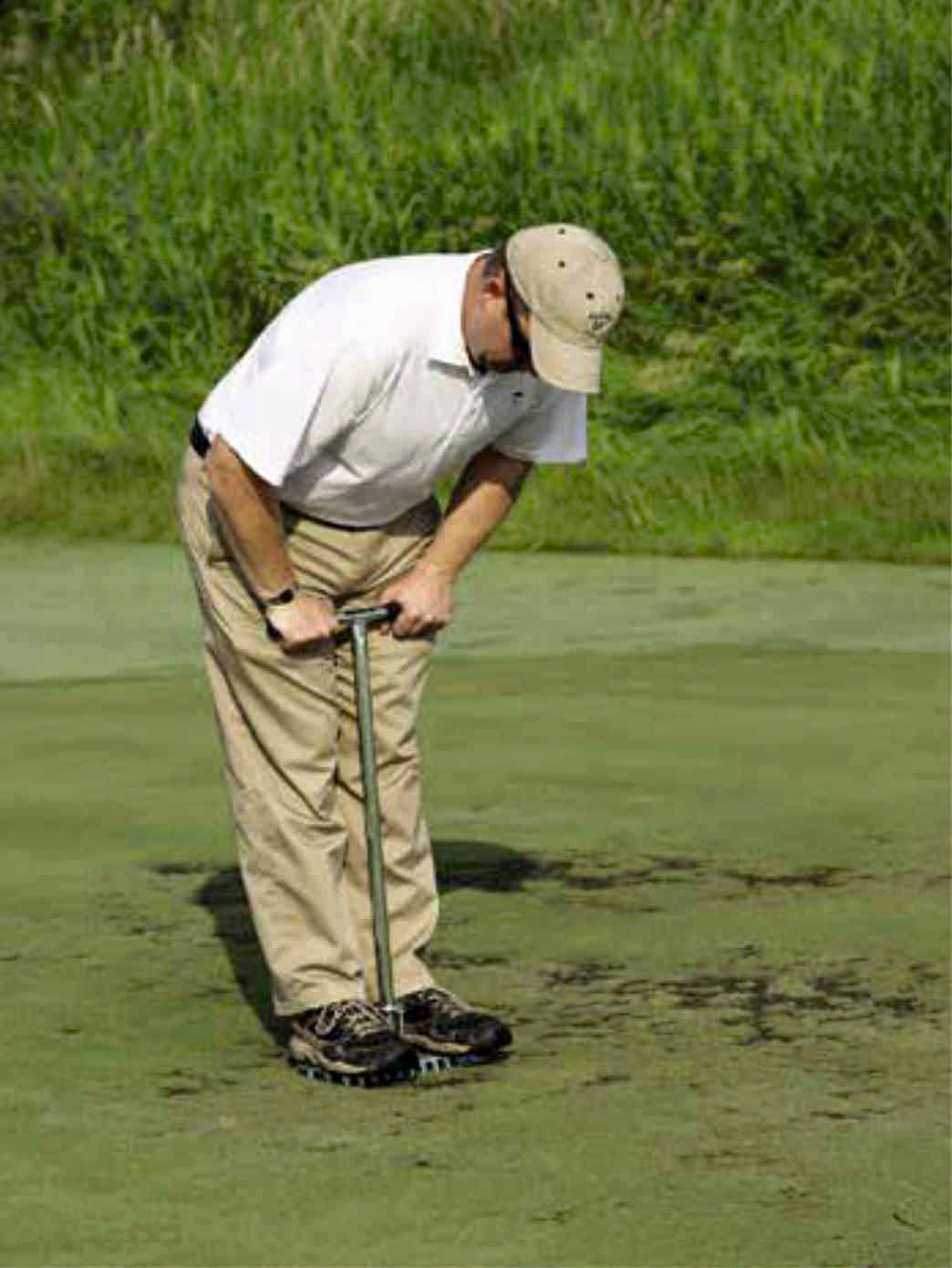 Spot overseeder til forberedelse af jorden til eftersåning